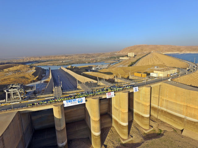 Mosul Dam: crew gathering at the spillway area | Trevi 1