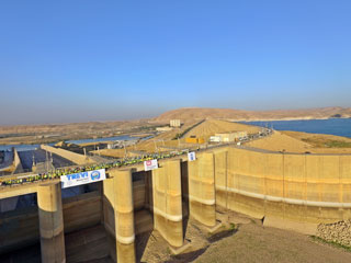 Mosul Dam: crew gathering at the spillway area Trevi spa