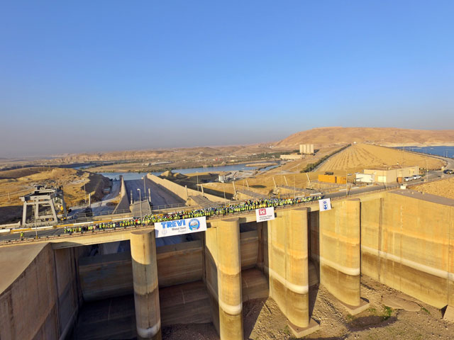 Mosul Dam: crew gathering at the spillway area | Trevi 2