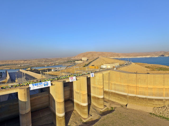 Mosul Dam: crew gathering at the spillway area | Trevi 4