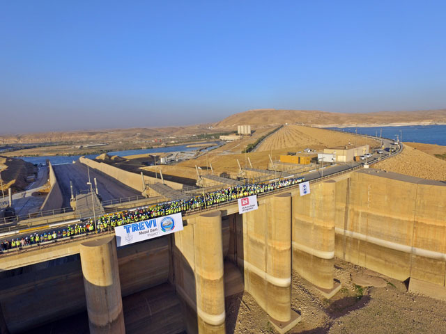 Mosul Dam: crew gathering at the spillway area | Trevi 8